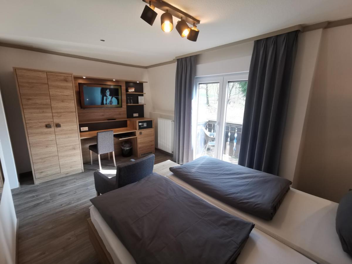 Hotel Gruener Baum Mit Restaurant & Wellness Oberzent Ngoại thất bức ảnh