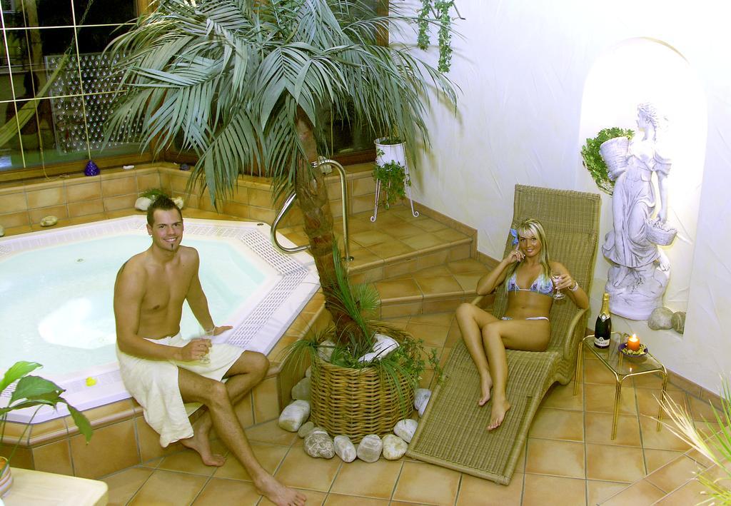 Hotel Gruener Baum Mit Restaurant & Wellness Oberzent Ngoại thất bức ảnh