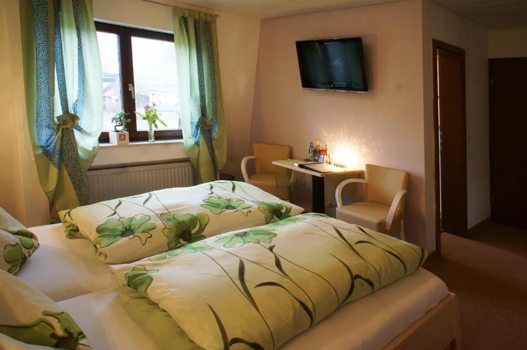 Hotel Gruener Baum Mit Restaurant & Wellness Oberzent Phòng bức ảnh