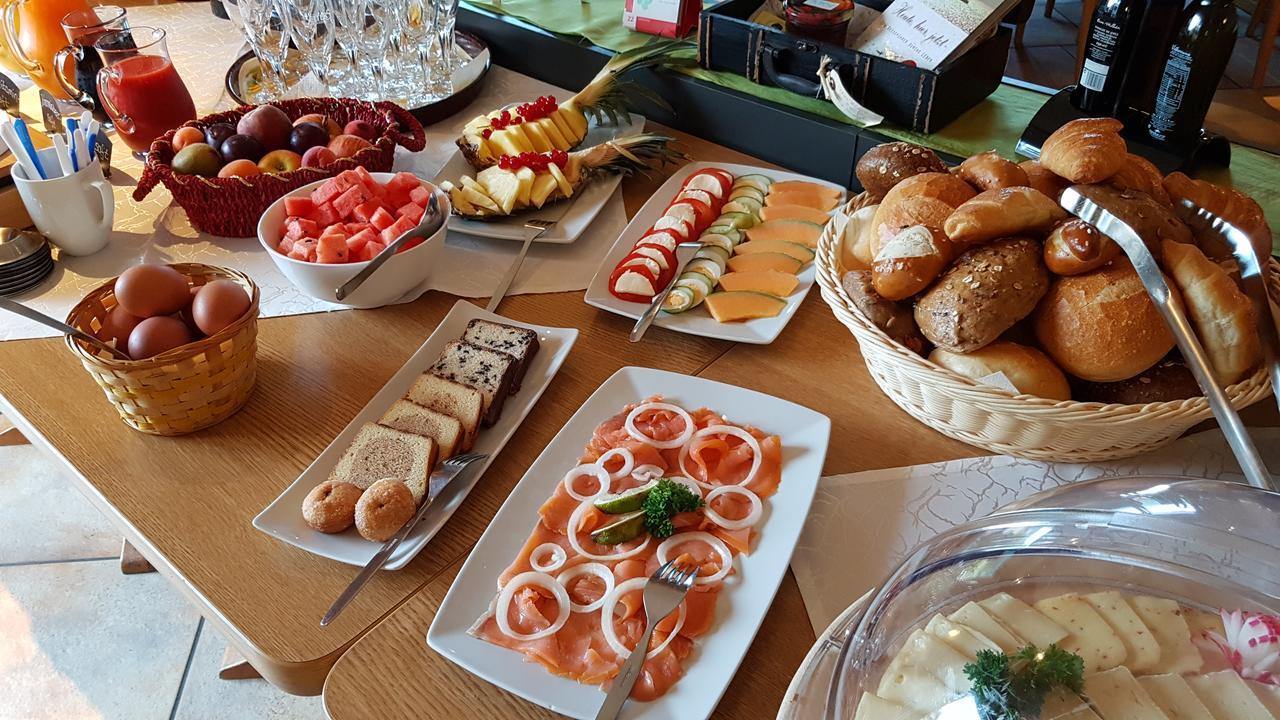 Hotel Gruener Baum Mit Restaurant & Wellness Oberzent Ngoại thất bức ảnh